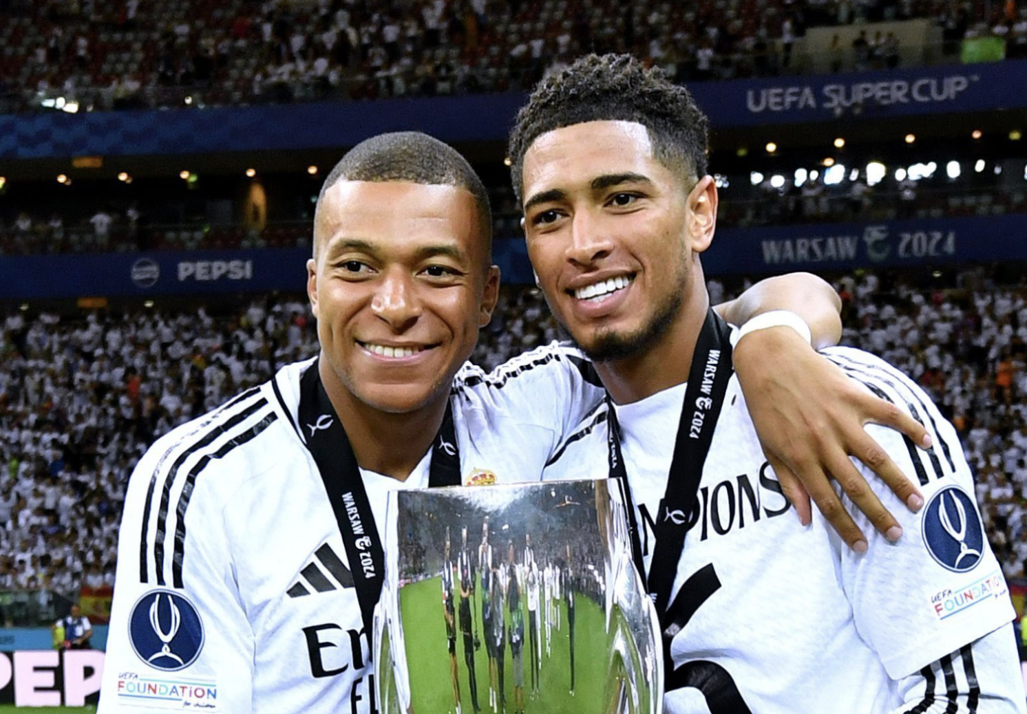 Kylian Mbappé avec Jude Bellingham et le trophée de la Supercoupe UEFA remporté avec le Real Madrid