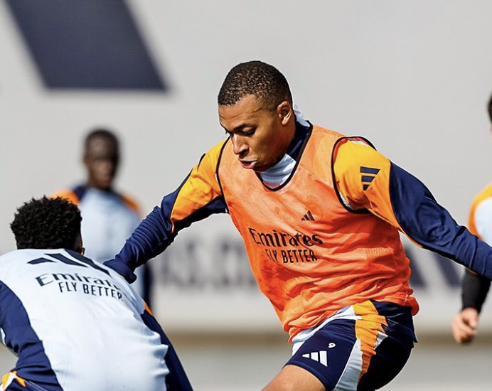 Kylian Mbappé avec le chasuble d’entraînement du Real Madrid 