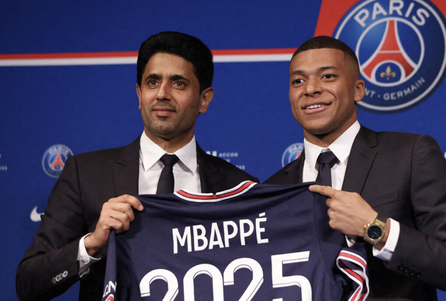 Kylian Mbappé avec Nasser Al-Khelaïfi lors de sa prolongation à Paris jusqu’en 2025 