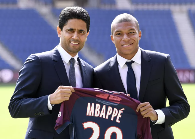 Kylian Mbappé avec Nasser Al-Khelaïfi lors sa signature au Paris Sain-Germain en provenance de l’AS Monaco