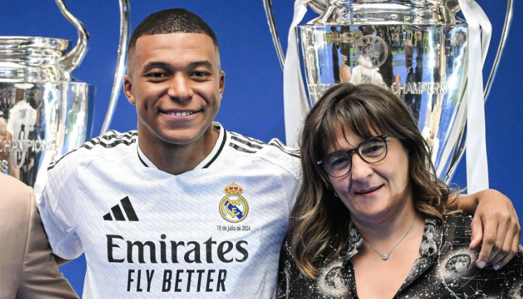 Kylian Mbappé avec sa mère, Fayza Lamari, lors de sa signature au Real Madrrid