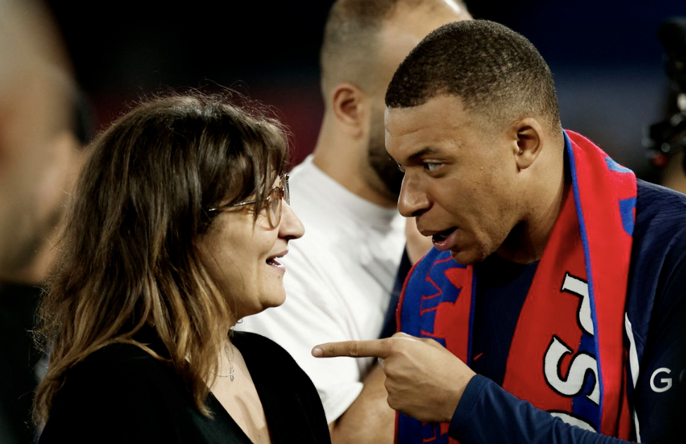 Kylian Mbappé avec sa mère, Fayza Lamari, lorsqu’il jouait au PSG après un match