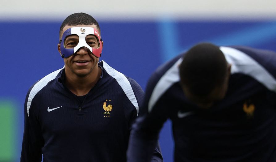 Kylian Mbappé avec son masque aux couleurs de l’Équipe de France 