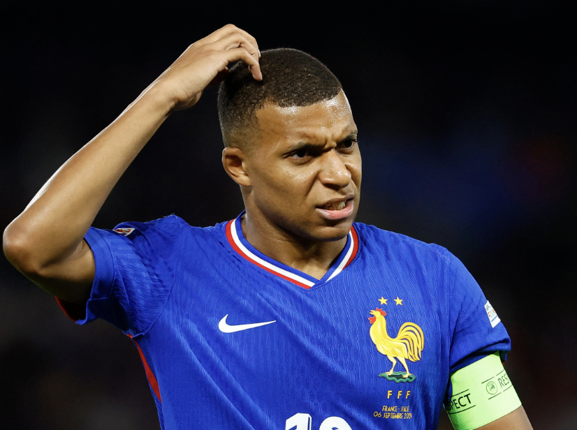 Kylian Mbappé capitaine de l’équipe de France se gratte la tête 