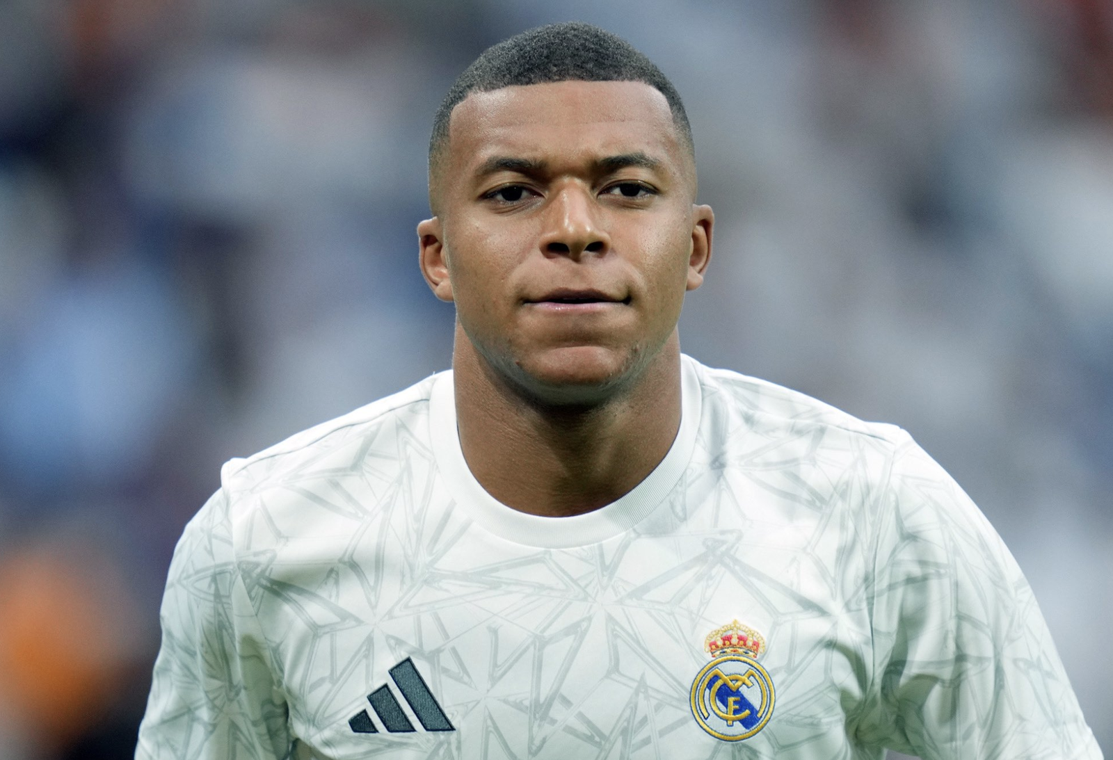 Kylian Mbappé concentré pendant l’entraînement d’avant match du Real Madrid