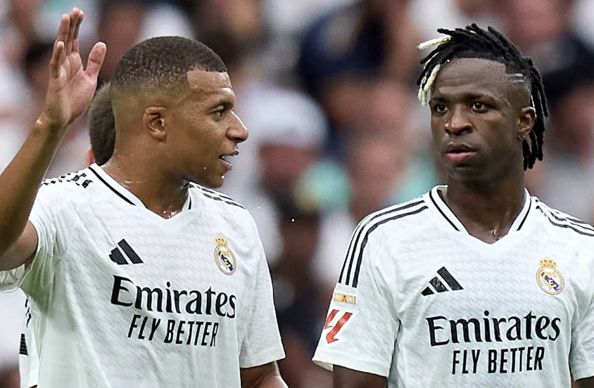 Kylian Mbappé donne des conseils à Vinicius Junior pendant un match de Liga du Real Madrid