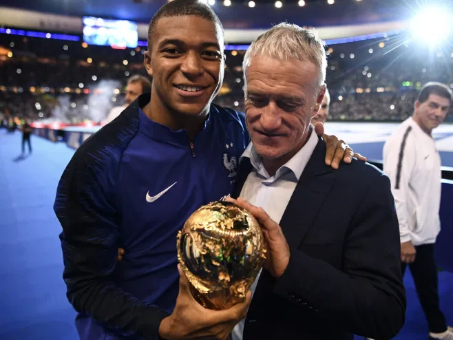 Kylian Mbappé et Didier Deschamps en Équipe de France avec la Coupe du Monde 2018