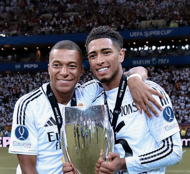 Kylian Mbappé et Jude Bellingham avec la Supercoupe UEFA