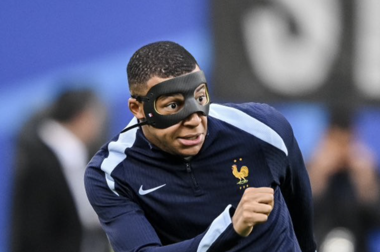 Kylian Mbappé face à Paderborn U21 avec son masque en Équipe de France