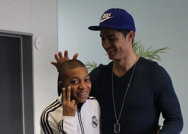 Kylian Mbappé lorsqu’il était enfant avec Cristiano Ronaldo au Real Madrid 3 juin 2024