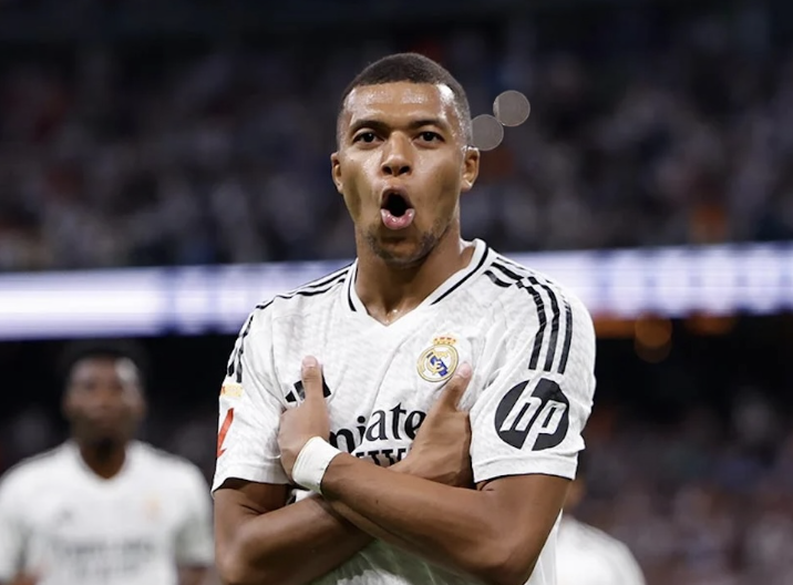 Kylian Mbappé mains sous les aisselles célèbrent son but avec le Real Madrid 