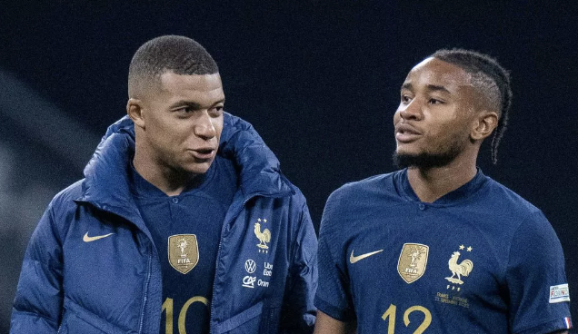 Kylian Mbappé parle avec Christopher Nkunku après un match de l’Équipe de France