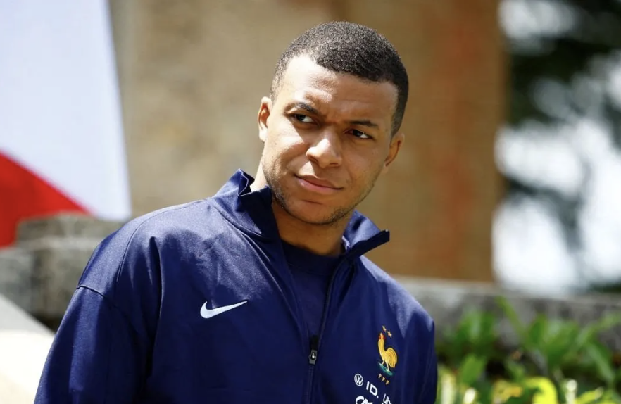 Kylian Mbappé perplexe avec la veste de l’équipe de France de football