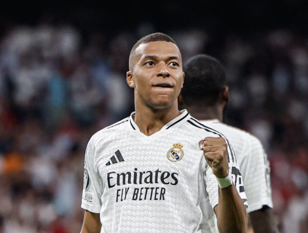 Kylian Mbappé point serré après son premier but en Ligue des Champions 2024/2025 avec le Real Madrid