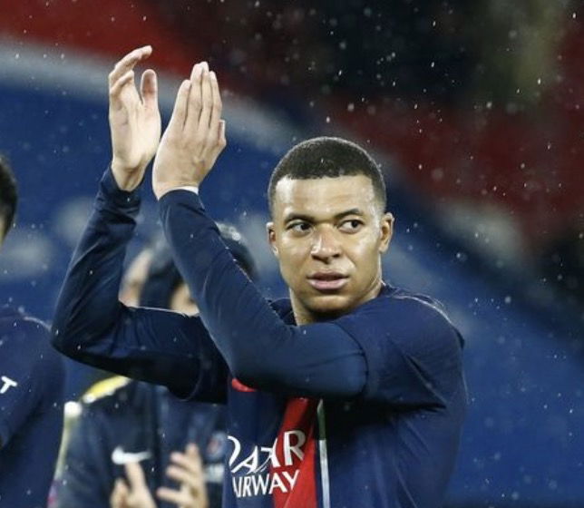 Kylian Mbappé qui applaudit les supporters du PSG après le nul face au Havre en Ligue 1