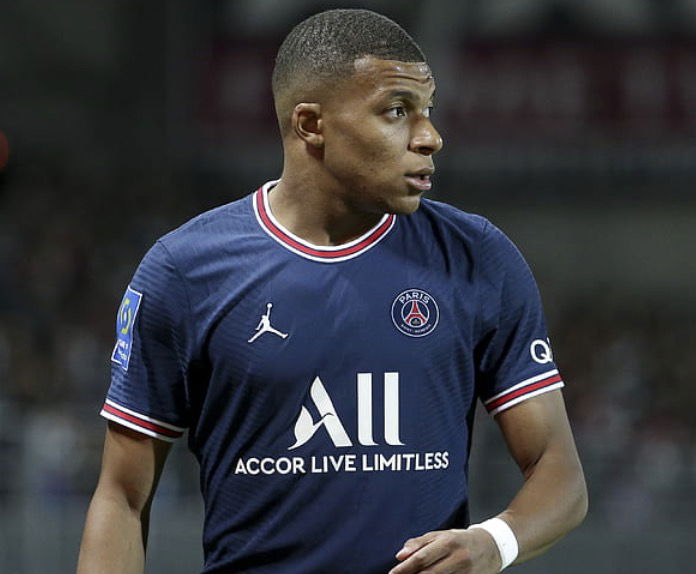 Kylian Mbappé qui regarde ou se trouve le ballon pendant un match avec le PSG