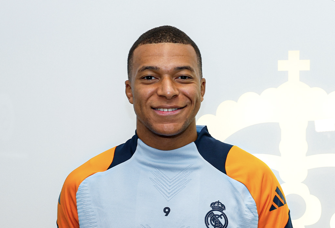 Kylian Mbappé sourit après avoir été élu joueur du mois de septembre au Real Madrid 