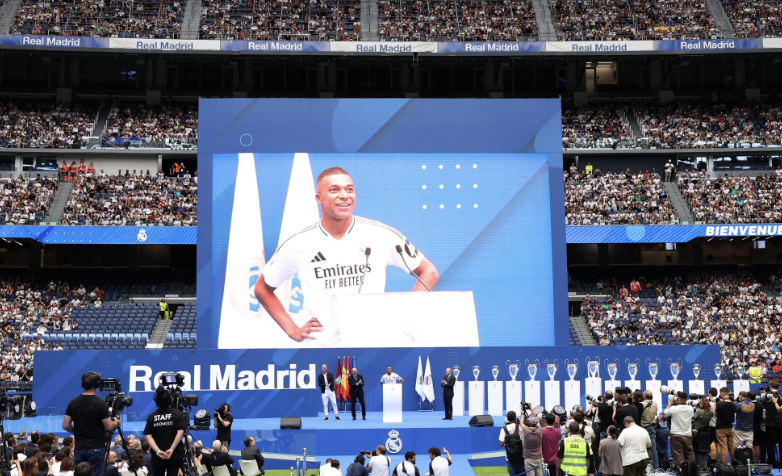 Kylian Mbappé sur l’écran géant du Santiago Bernabeu pour se présentation devant les supporters