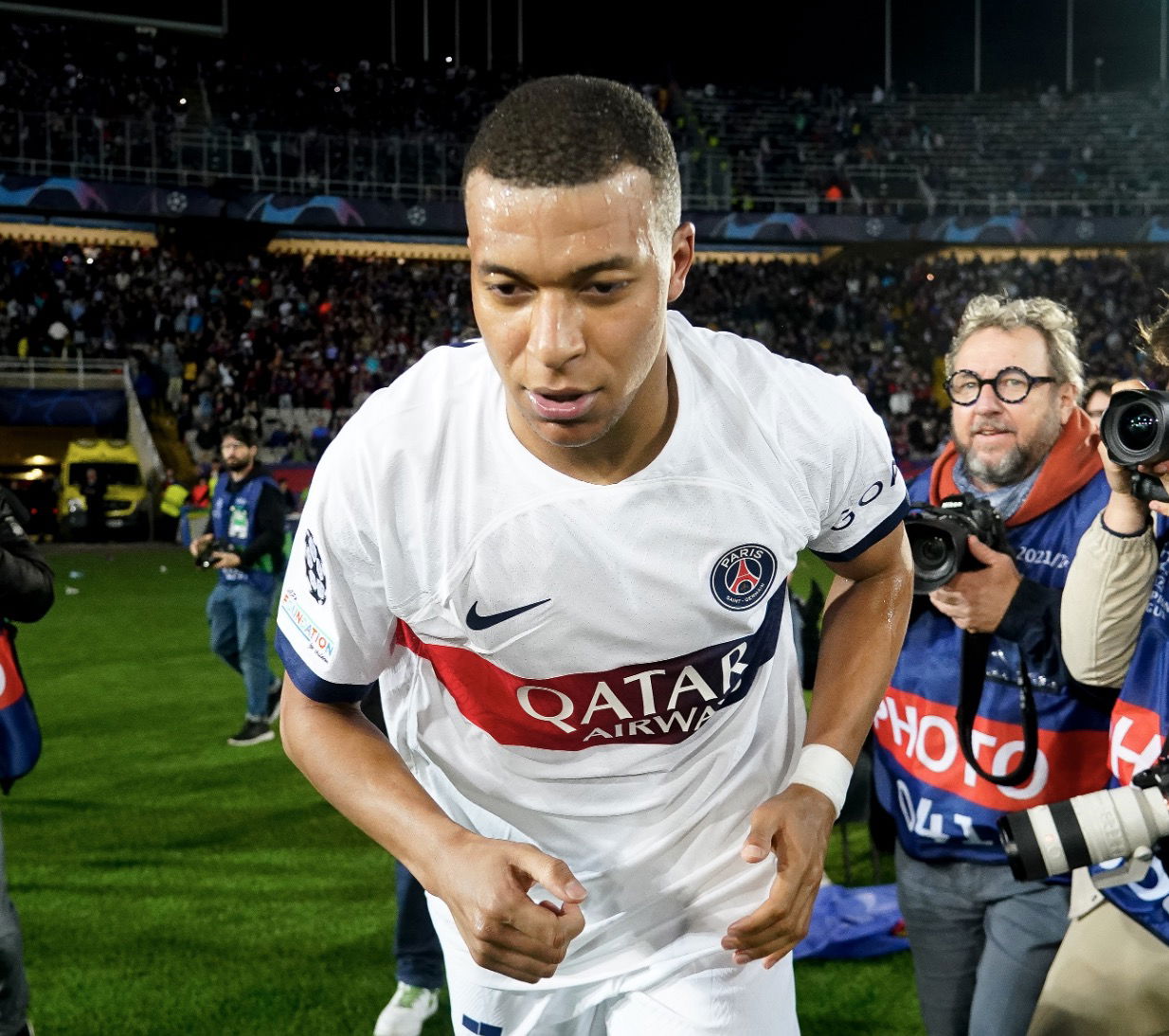 Kylian Mbappé sur le terrain après la qualification du PSG face au FC Barcelone en LdC