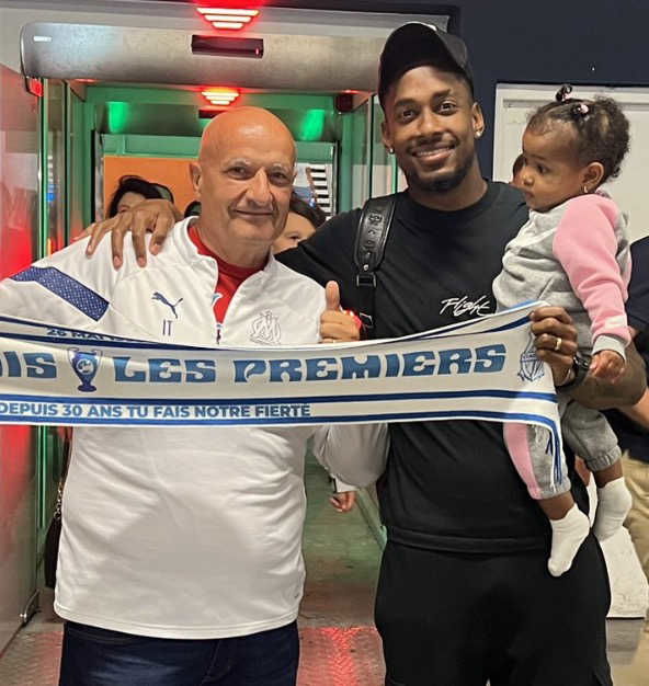 L’arrivée de Michael Murillo à Marseille accueilli par des supporters mareillais.