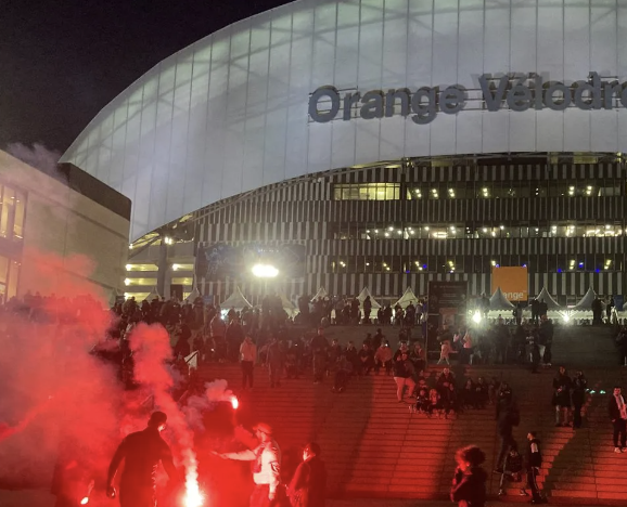 L’entrée du Stade Vélodrome avec des fumigènes avant un match de Ligue 1 à Marseille 