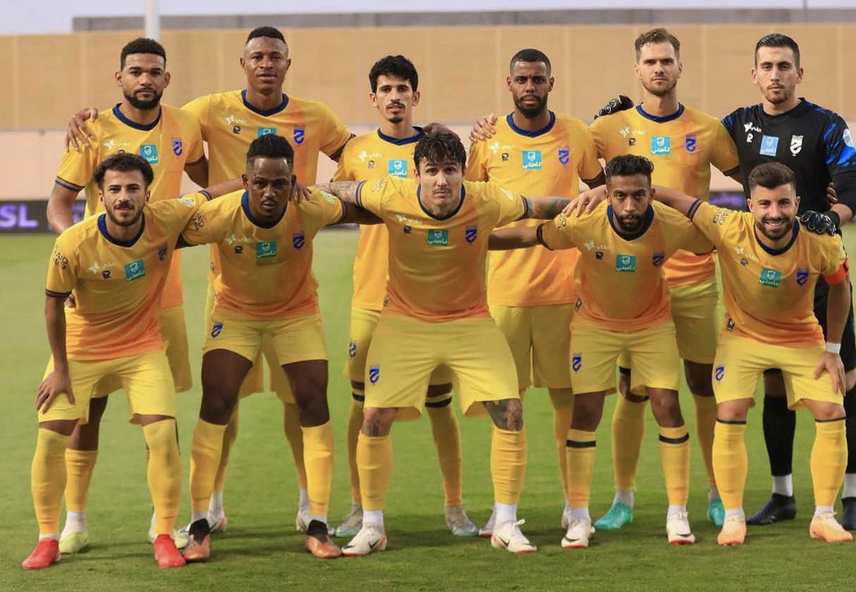 L’équipe d'Al Hazem avant un match posant pour la photo d’équipe