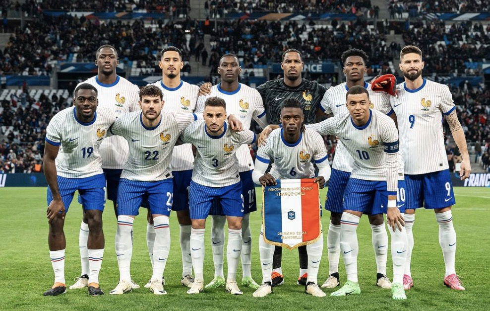 L’équipe de France de football pour la photo avant le match avec l’écusson français