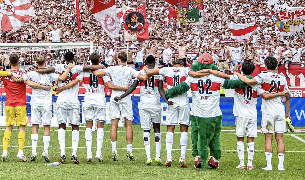 L’équipe de Stuttgart qui célébre sa victoire en rang devant ses supporters