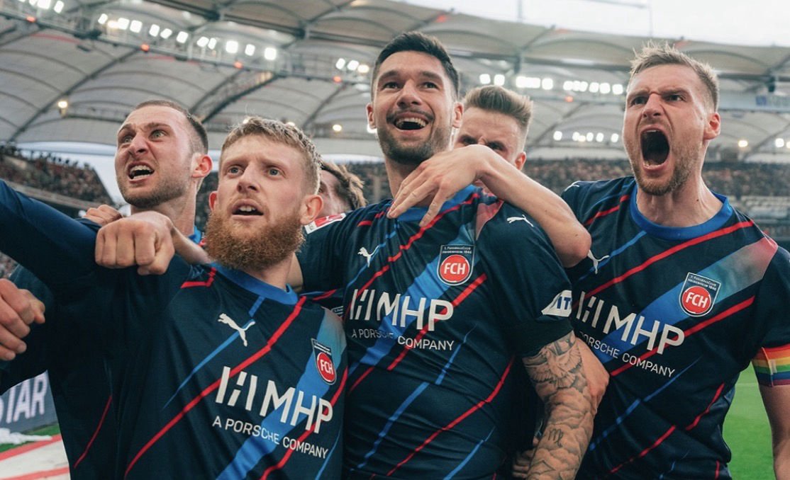 La joie des joueurs de Heidenheim après leur remontée face au Bayern Munich