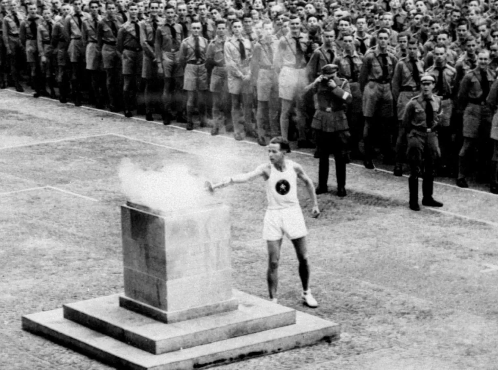 La première fois que la torche olympique a allumé la vasque en 1936 à Berlin