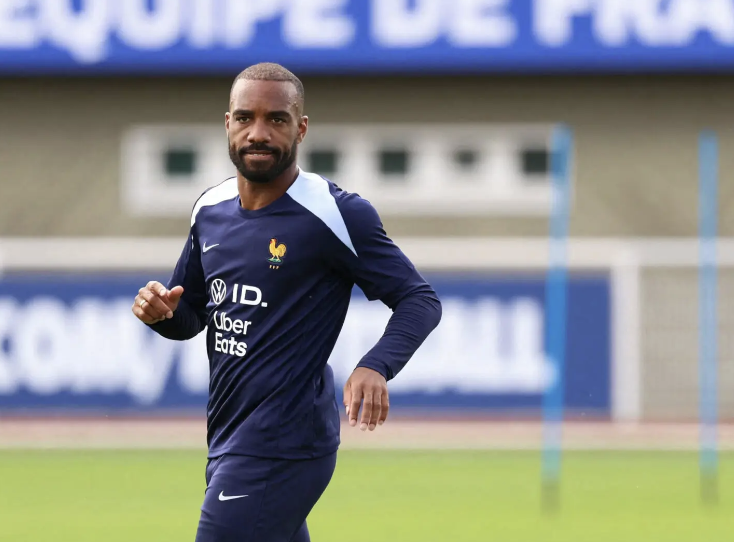 Lacazette à l’entraînement avec les Bleuets pour les JO 2024