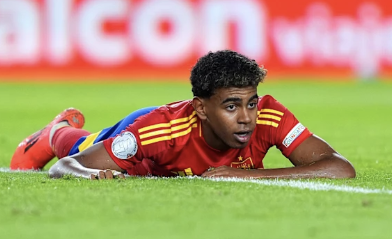 Lamine Yamal allongé sur le terrain après une blessure avec l’Espagne face au Danemark en Ligue des Nations