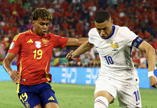 Lamine Yamal au duel avec Kylian Mbappé durant Espagne vs France