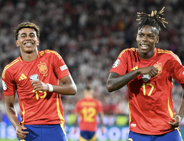 Lamine Yamal et Nico Williams dansent pour célébrer la victoire de l’Espagne lors de l’Euro 2024