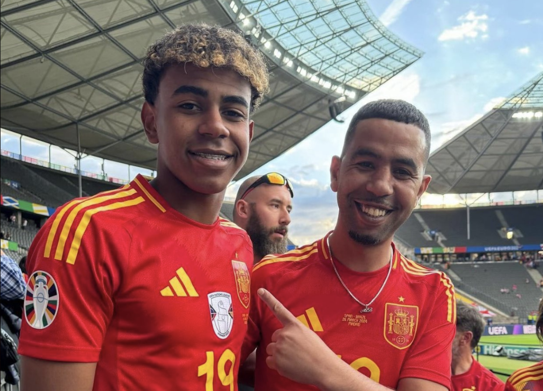 Lamine Yamal et son père en tribunes de l’Euro 2024 avec le maillot de l’Espagne