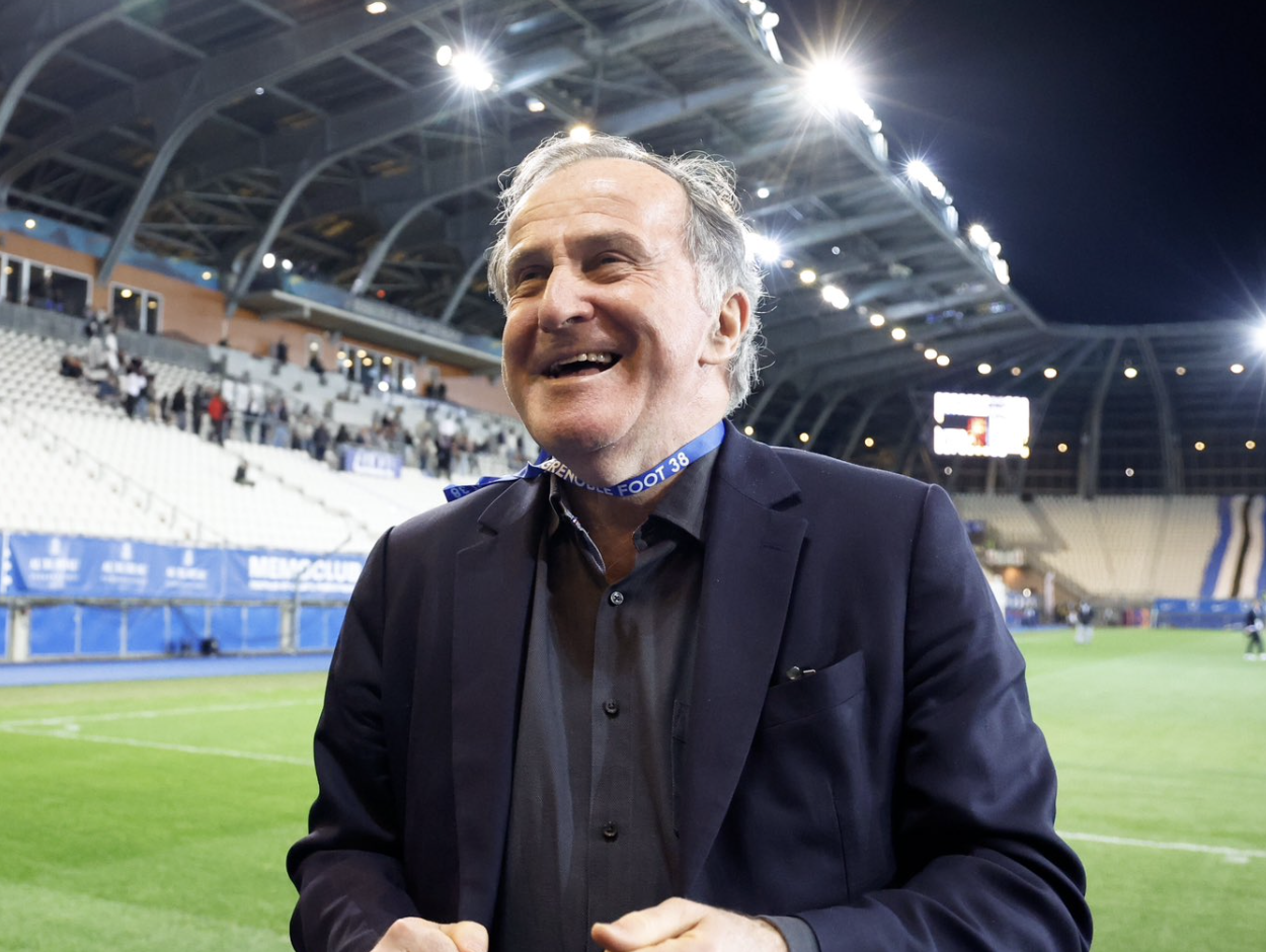 Le dirigeant du Paris FC célèbre la montée en Ligue 1