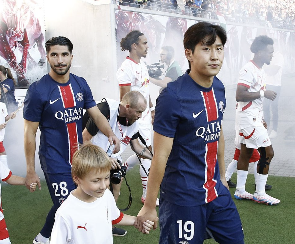 Le nouveau maillot domicile du PSG pour la saison 2024/2025 lors du match amical face à Leipzig