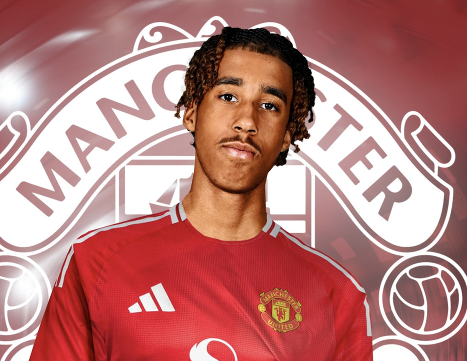 Leny Yoro signe à Manchester United