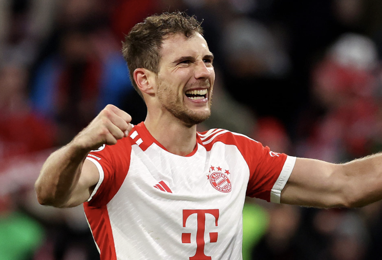 Leon Goretzka explose de joie après une victoire avec le Bayern Munich devant ses supporters