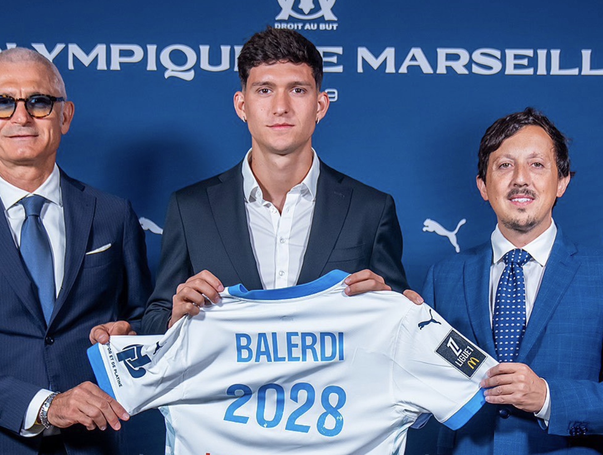 Leonardo Balerdi avec son maillot pour sa prolongation à l’OM jusqu’en 2028