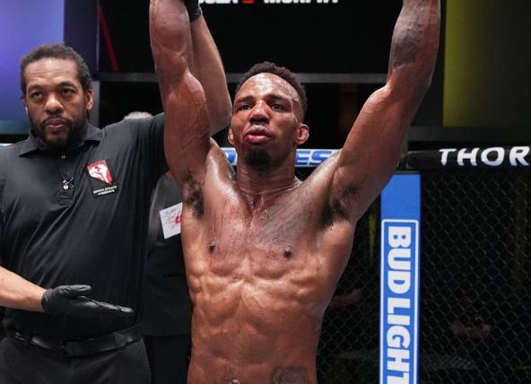 Lerone Murphy bat Dan Ige par décision dans un duel acharné à l’UFC 308