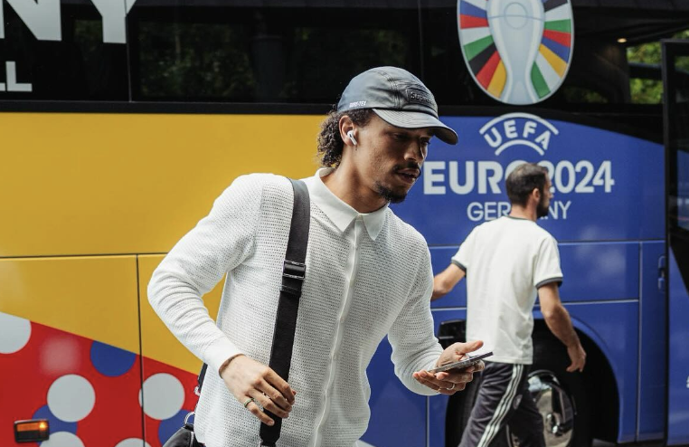 Leroy Sané qui arrive au stade pour le premier match de l’Euro avec l’Allemagne face à l’Écosse