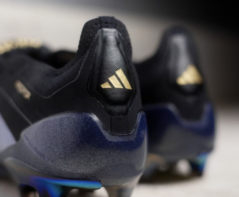 Les crampons Adidas F50 Dark Spark vue de derrière 