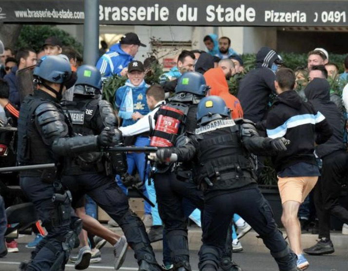 Les forces de l’ordre en affrontement avec des supporters de l’OM