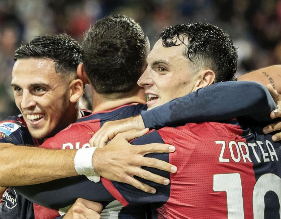 Les joueurs de Cagliari célèbrent une victoire en Serie A lors de la saison 2024