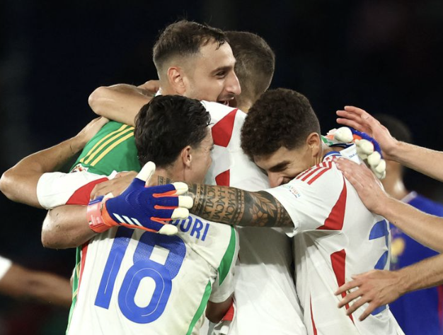 Les joueurs de l’Italie prennent Gianluigi Donnarumma dans leurs bras pour le remercier après la victoire en Ligue des Nations