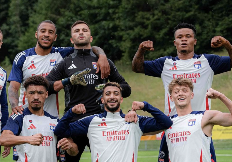 Les joueurs de l’OL s’amuse à l’entraînement et célèbre leur victoire après un échauffement