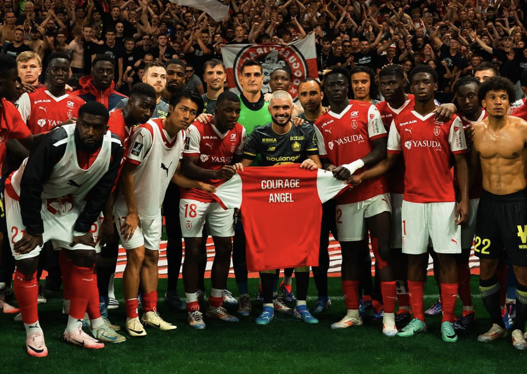 Les joueurs de Reims et Lille réunis à la fin du match avec un maillot Courage Angel après sa commotion cérébrale 