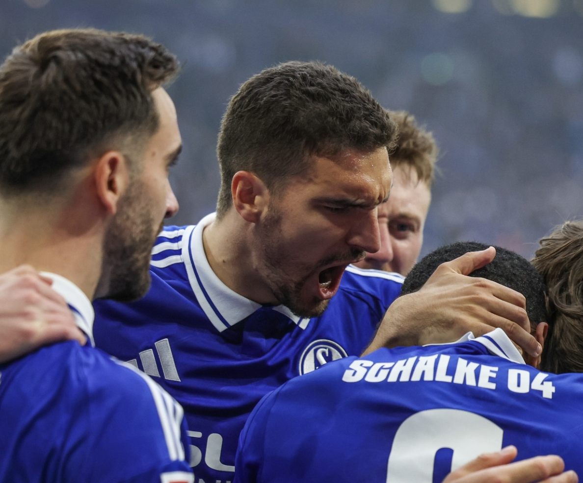 Les joueurs de Schalke 04 célèbrent leur but en Bundesliga 2