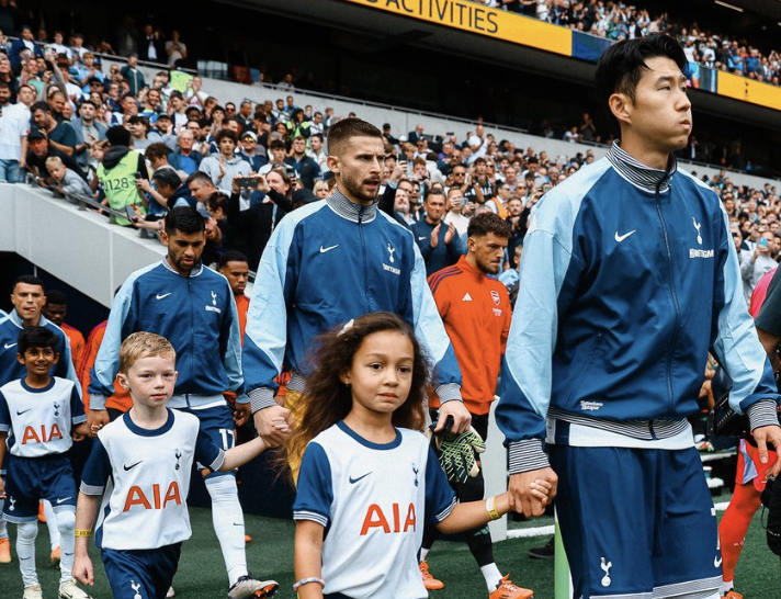 Les joueurs de Tottenham rentrent sur la pelouse pour affronter Arsenal à domicile en Premier League